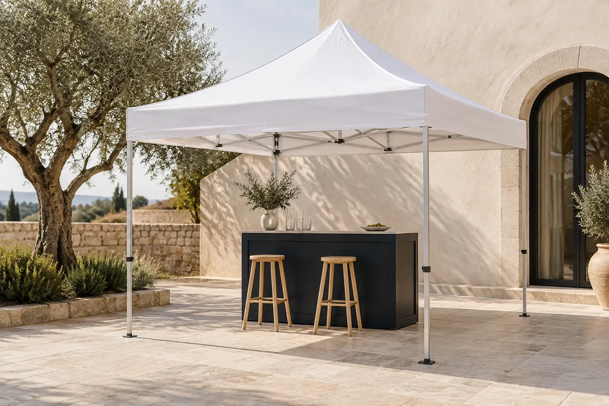 Escena de inspiración: una carpa plegable blanca en un patio mediterráneo